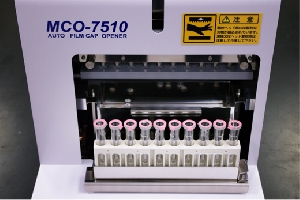 フィルム式採血管開栓機MCO-7510　開栓レバー　簡単操作